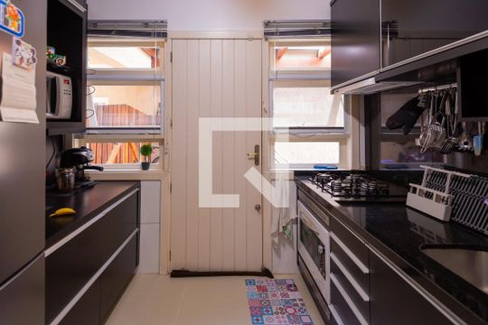 Cozinha de casa de condomínio à venda com 3 quartos, 102m² em Vila Conceição, Porto Alegre
