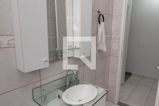 Banheiro de casa de condomínio para alugar com 2 quartos, 102m² em Guaiaúna, São Paulo