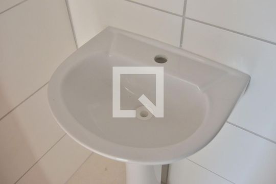 Banheiro de apartamento à venda com 2 quartos, 51m² em Olaria, Canoas