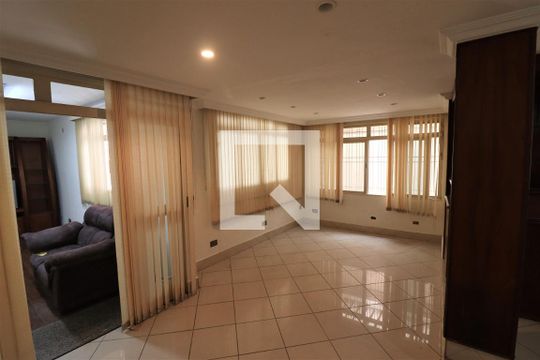 Casa para alugar com 4 quartos, 380m² em Vila Guaca, São Paulo