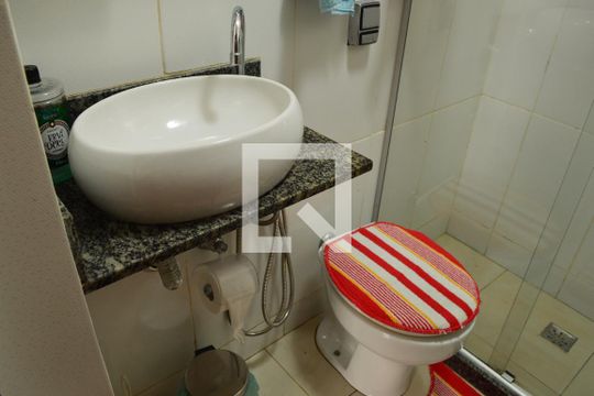 Banheiro de apartamento à venda com 2 quartos, 51m² em Taquara, Rio de Janeiro