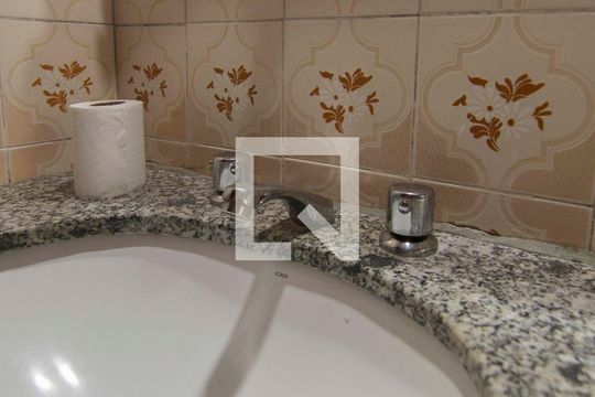 Banheiro de casa para alugar com 2 quartos, 232m² em Piqueri, São Paulo