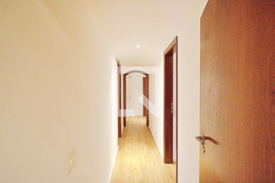 Corredor de apartamento para alugar com 4 quartos, 458m² em Vila Morumbi, São Paulo