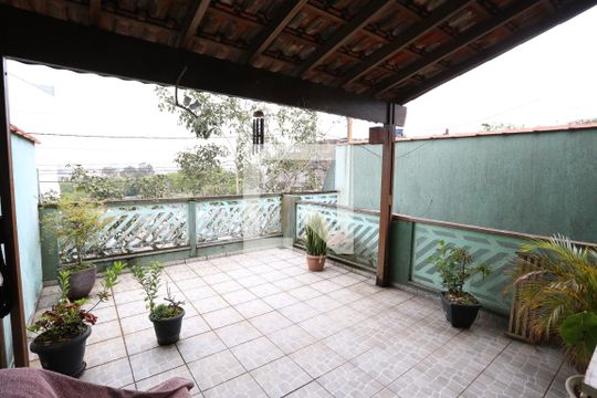 Varanda de casa à venda com 3 quartos, 120m² em Jardim Eliane, São Paulo