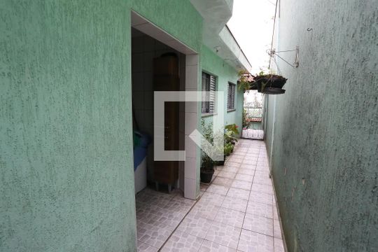 Corredor de casa para alugar com 3 quartos, 120m² em Jardim Eliane, São Paulo