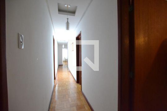Circulação de apartamento à venda com 3 quartos, 90m² em Azenha, Porto Alegre