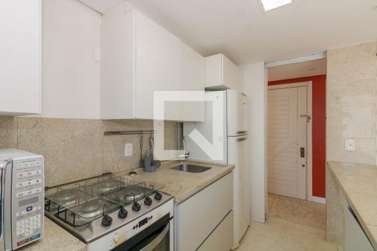 Cozinha de apartamento à venda com 2 quartos, 90m² em Independência, Porto Alegre