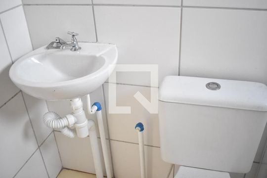 Banheiro de apartamento para alugar com 2 quartos, 44m² em Campo Grande, Rio de Janeiro