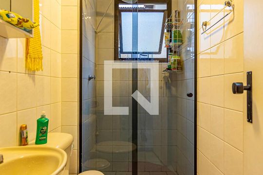 Banheiro de apartamento à venda com 2 quartos, 62m² em Parque São Vicente, Mauá
