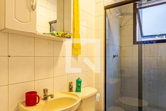 Banheiro de apartamento à venda com 2 quartos, 62m² em Parque São Vicente, Mauá