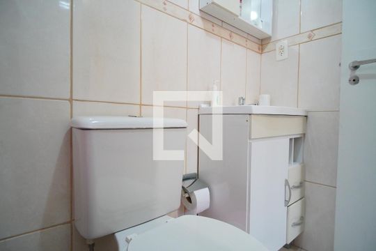 Banheiro de apartamento para alugar com 1 quarto, 31m² em Jardim São Pedro, Porto Alegre