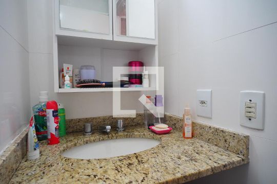 Banheiro de casa de condomínio à venda com 3 quartos, 86m² em Jardim Itu, Porto Alegre