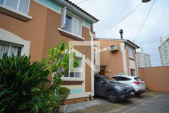 Fachada de casa de condomínio à venda com 3 quartos, 86m² em Jardim Itu, Porto Alegre