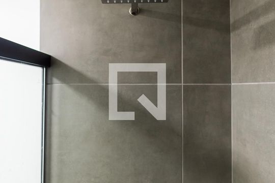 Banheiro de apartamento à venda com 1 quarto, 28m² em Pinheiros, São Paulo