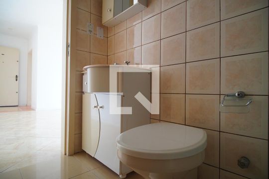 Banheiro  de apartamento à venda com 1 quarto, 49m² em Humaitá, Porto Alegre