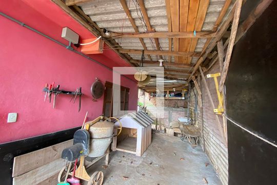 Garagem de casa à venda com 2 quartos, 80m² em Pinheiro, São Leopoldo