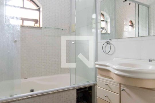 Banheiro Suíte 2 de casa para alugar com 4 quartos, 200m² em Estância Jaraguá, São Paulo