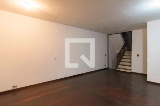 Casa para alugar com 4 quartos, 200m² em Estância Jaraguá, São Paulo
