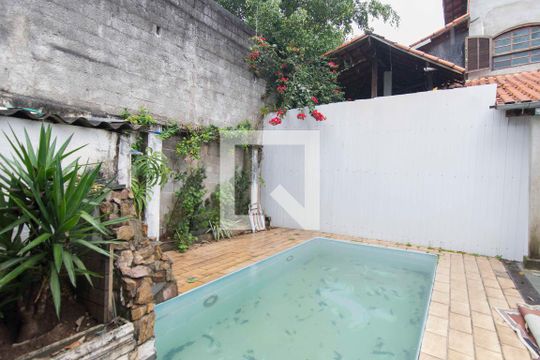 Quintal de casa para alugar com 4 quartos, 200m² em Estância Jaraguá, São Paulo