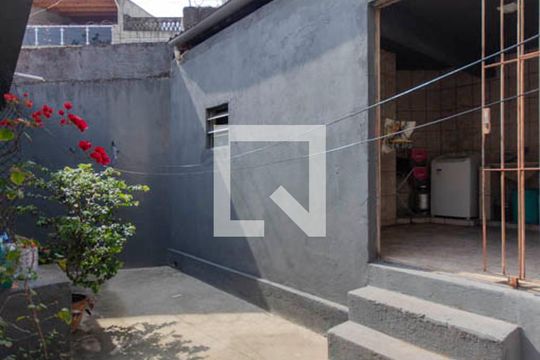 Quintal de casa à venda com 3 quartos, 150m² em Jardim Santo Antônio, São Paulo