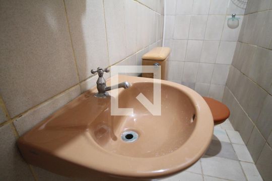 Banheiro de casa para alugar com 1 quarto, 30m² em Vila Buenos Aires, São Paulo