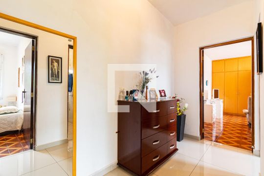 Corredor de casa à venda com 5 quartos, 300m² em Vila Babilônia, São Paulo