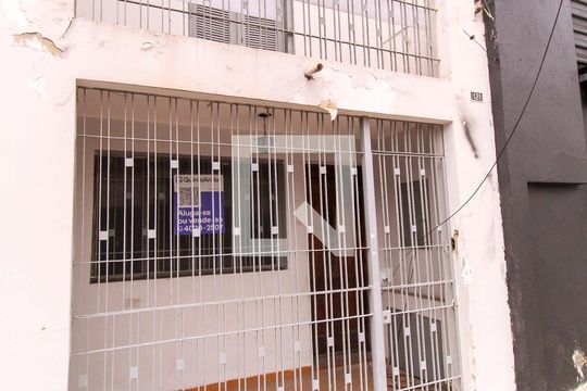 Fachada de casa à venda com 3 quartos, 200m² em Vila Bertioga, São Paulo