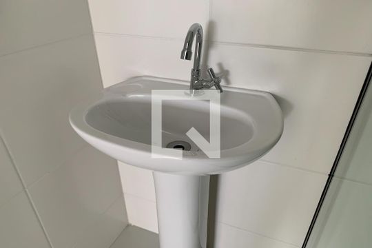 Banheiro de apartamento para alugar com 1 quarto, 35m² em Presidente Altino, Osasco