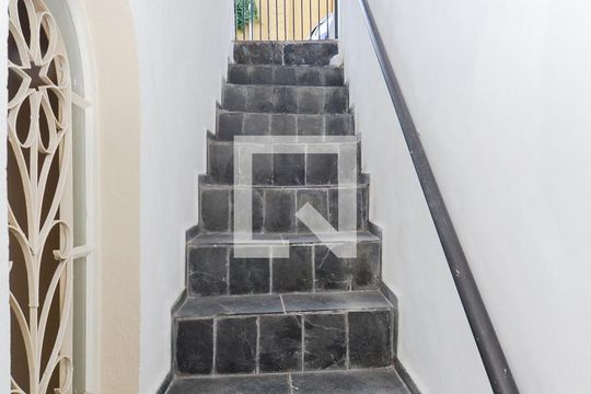 Escada de Entrada de casa para alugar com 2 quartos, 70m² em Gopoúva, Guarulhos