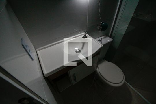 Banheiro de kitnet/studio para alugar com 0 quarto, 22m² em Cidade Mãe do Céu, São Paulo
