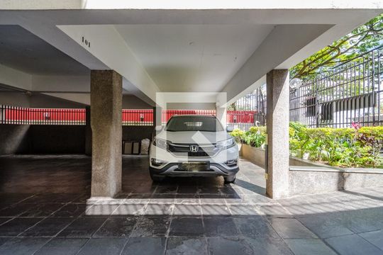 Garagem de apartamento à venda com 3 quartos, 90m² em Coração Eucarístico, Belo Horizonte