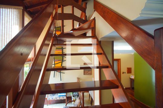 Acesso a segundo andar de casa para alugar com 4 quartos, 220m² em Jardim São Pedro, Porto Alegre