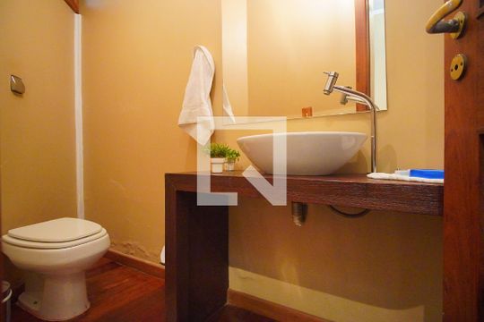 Lavabo de casa para alugar com 4 quartos, 220m² em Jardim São Pedro, Porto Alegre