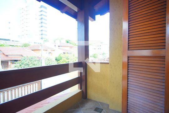 Sacada de casa para alugar com 4 quartos, 220m² em Jardim São Pedro, Porto Alegre