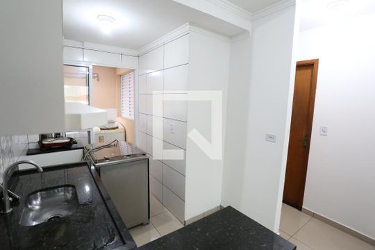 Cozinha de apartamento para alugar com 2 quartos, 42m² em Vila Granada, São Paulo