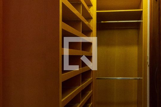 Closet da suíte de casa para alugar com 3 quartos, 130m² em Tupiry, Praia Grande