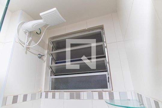 Banheiro de apartamento à venda com 2 quartos, 50m² em Parque São Vicente, Mauá