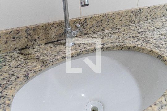 Banheiro de apartamento à venda com 2 quartos, 50m² em Parque São Vicente, Mauá