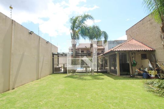 Quintal de casa à venda com 4 quartos, 300m² em Niterói, Canoas