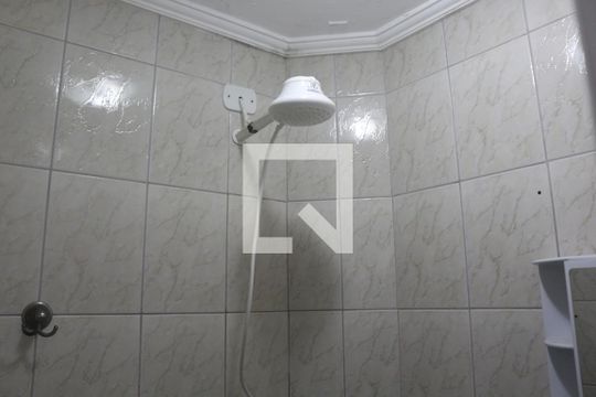 Banheiro de kitnet/studio para alugar com 1 quarto, 15m² em Itararé, São Vicente