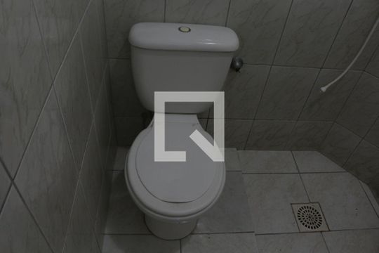 Banheiro de kitnet/studio para alugar com 1 quarto, 15m² em Itararé, São Vicente
