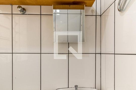 Banheiro  de kitnet/studio para alugar com 1 quarto, 27m² em República, São Paulo