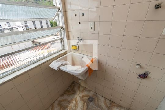 Área de Serviço de apartamento para alugar com 2 quartos, 52m² em Olaria, Rio de Janeiro