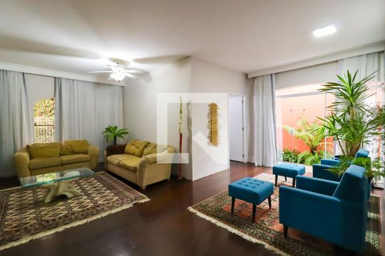 Casa para alugar com 7 quartos, 400m² em Jardim Londrina, São Paulo