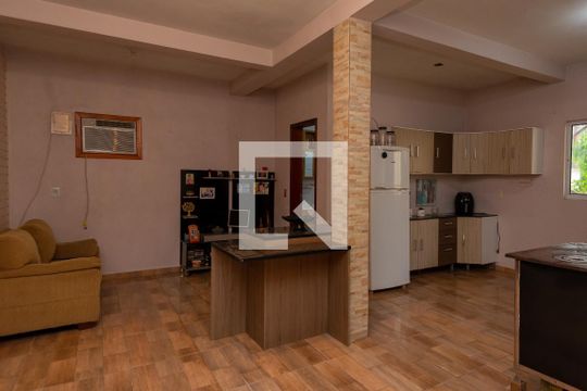 Sala e Cozinha de casa à venda com 2 quartos, 200m² em Vila Nova, Porto Alegre
