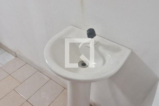 Banheiro de kitnet/studio para alugar com 1 quarto, 24m² em Harmonia, Canoas