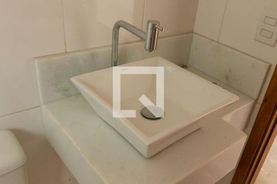 Banheiro suite 1 de casa de condomínio à venda com 2 quartos, 105m² em Vila Pereira Barreto, São Paulo