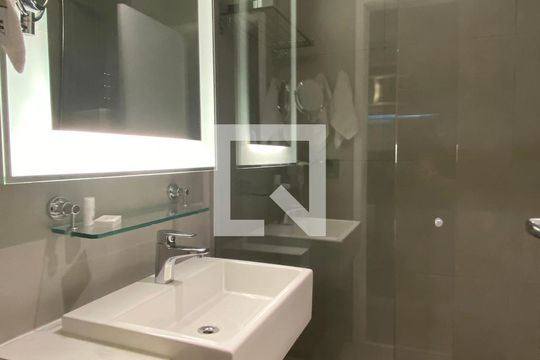 Banheiro da Suíte de kitnet/studio à venda com 1 quarto, 28m² em Alphaville Industrial, Barueri