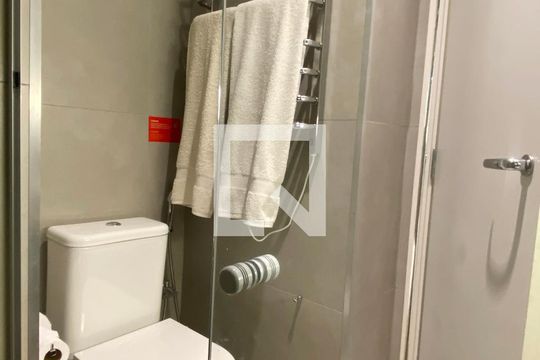 Banheiro da Suíte de kitnet/studio à venda com 1 quarto, 28m² em Alphaville Industrial, Barueri