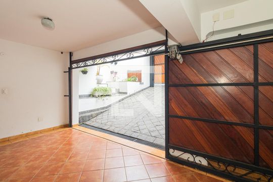 Garagem de casa à venda com 3 quartos, 470m² em Barro Branco (zona Norte), São Paulo